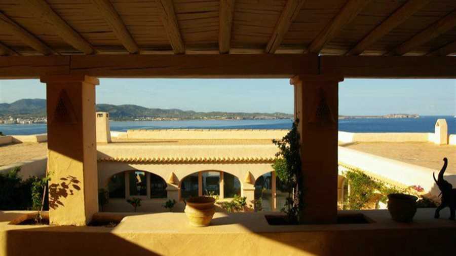 Villa in a great location in Cala Gracio - first line to the sea
