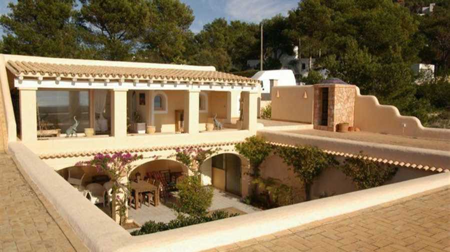 Villa in a great location in Cala Gracio - first line to the sea