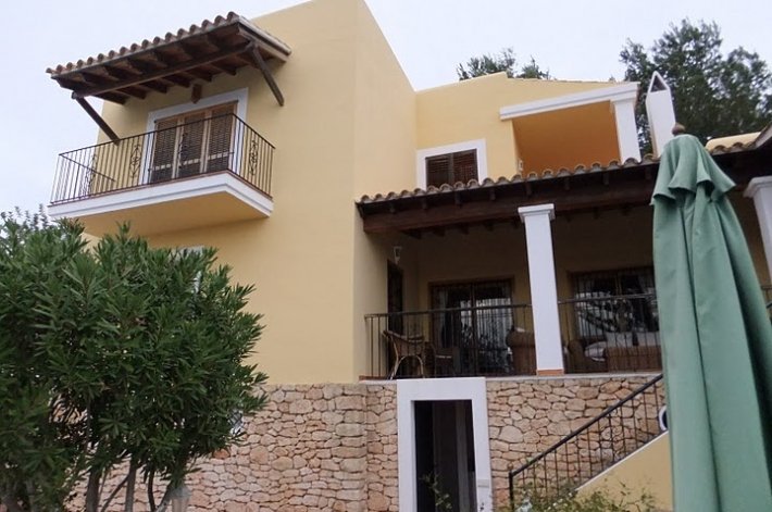 This 6 bedroom villa in Ibiza for sale.