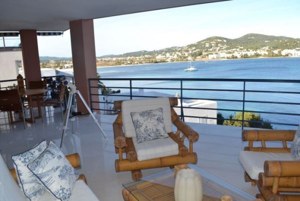 Spacious luxury apartment with three bedrooms in Marina Botafoch for sale