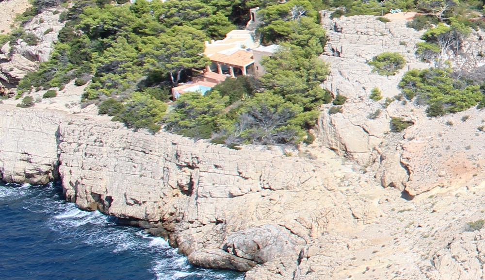 Beautiful Villa for sale with direct access to the sea