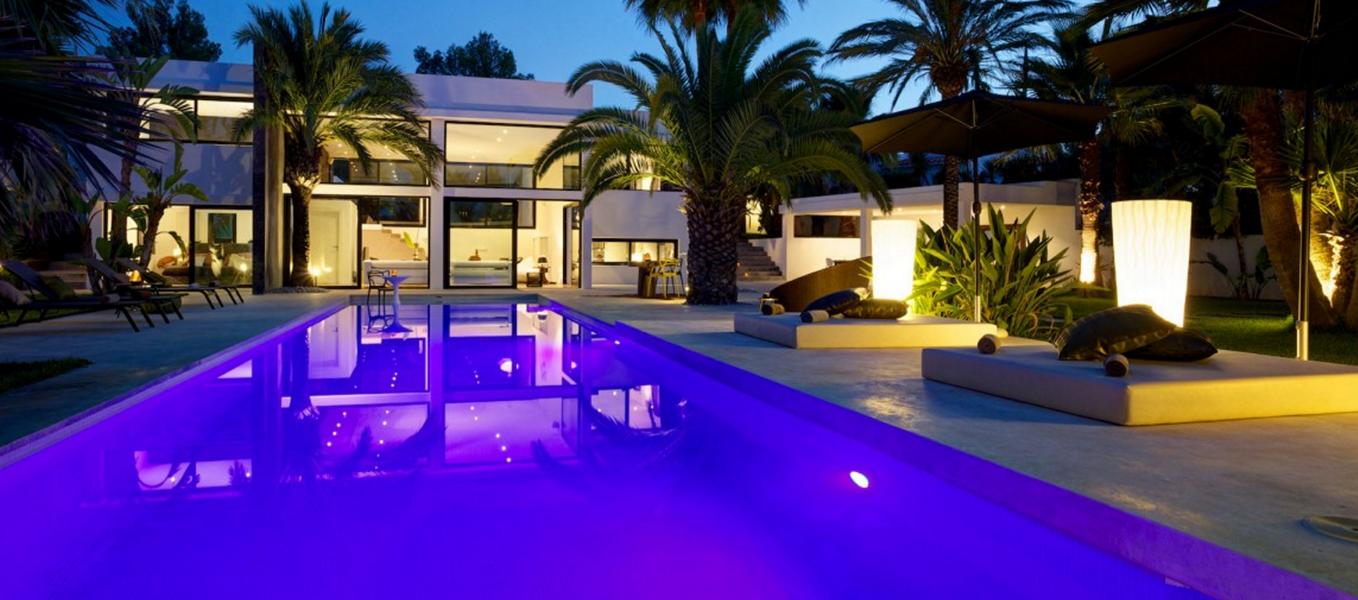 Modern villa in a quiet location in Benimussa with large pool
