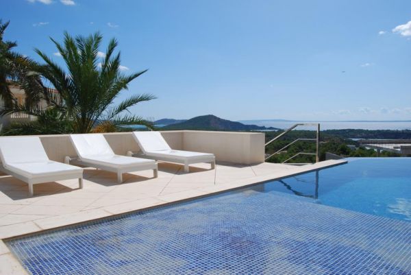 Beautiful villa with four 4 bedrooms for sale in Es Cubelles