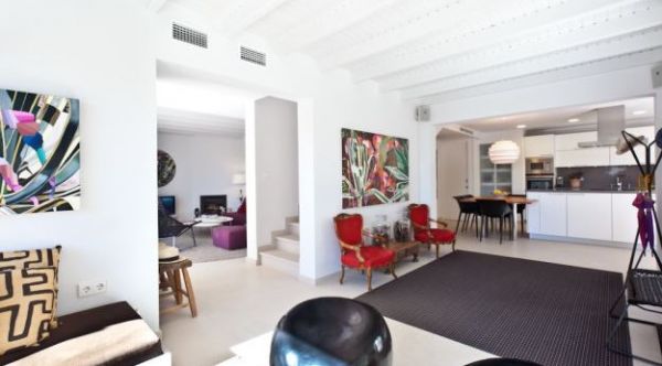 Luxury villa with 4 bedrooms for sale in Las Salinas