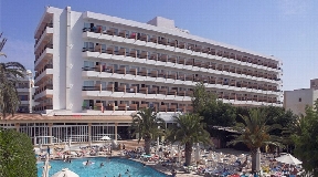 Hotel for sale  located on the second line of the beach of Es Canar