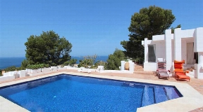 Villa with magnificent views to the Sea