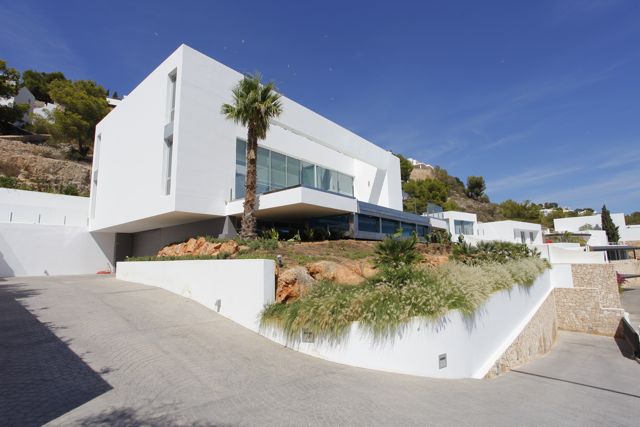 Charming villa close to the beach with sea views for sale