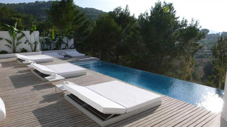 Modern minimalist villa with faraway sea view in Benimussa