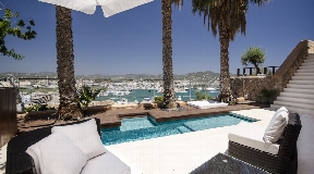 Luxury apartment in the old town with stunning views and private pool