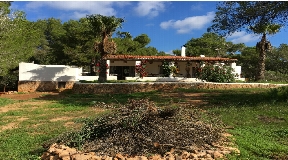 Finca in Cala Conta with lots of space and tranquility