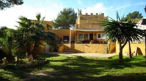House with 11 Studios near to Ibiza with rental potential