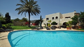 Wonderful quality villa with two swimming pools in tranquil location