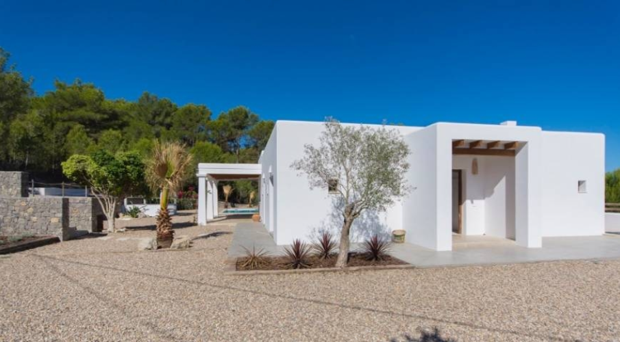 Finca with 450m2 of living space on large plot near Jesus Ibiza