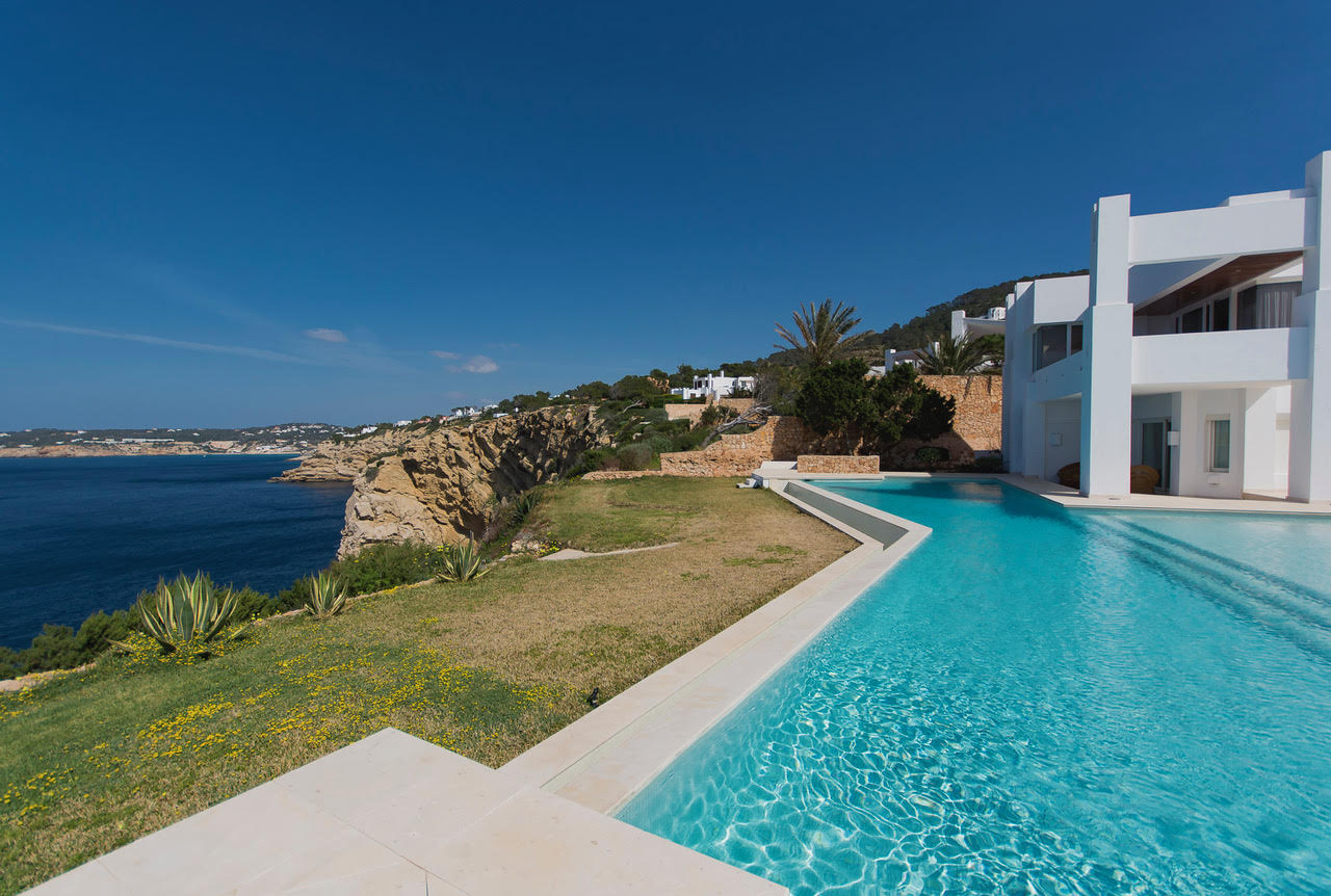 Frontline property with amazing natural sea access