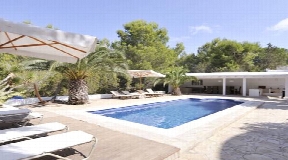 Charming villa for sale in San Augustin with a round tower