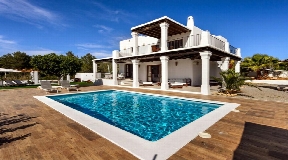 Charming Finca with terraces on a south west facing plot near Ibiza