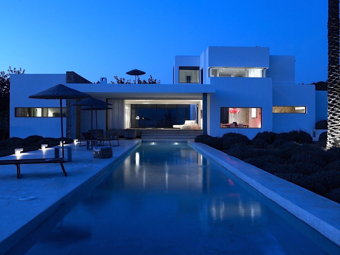 Modern villa with fantastic pool area and beautiful sea view