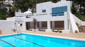 House for sale in Cala Llonga near to the beach