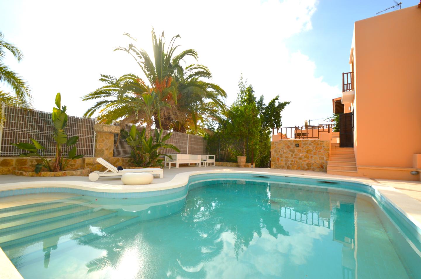 This beautiful Villa with 9 rooms for sale in San Miguel