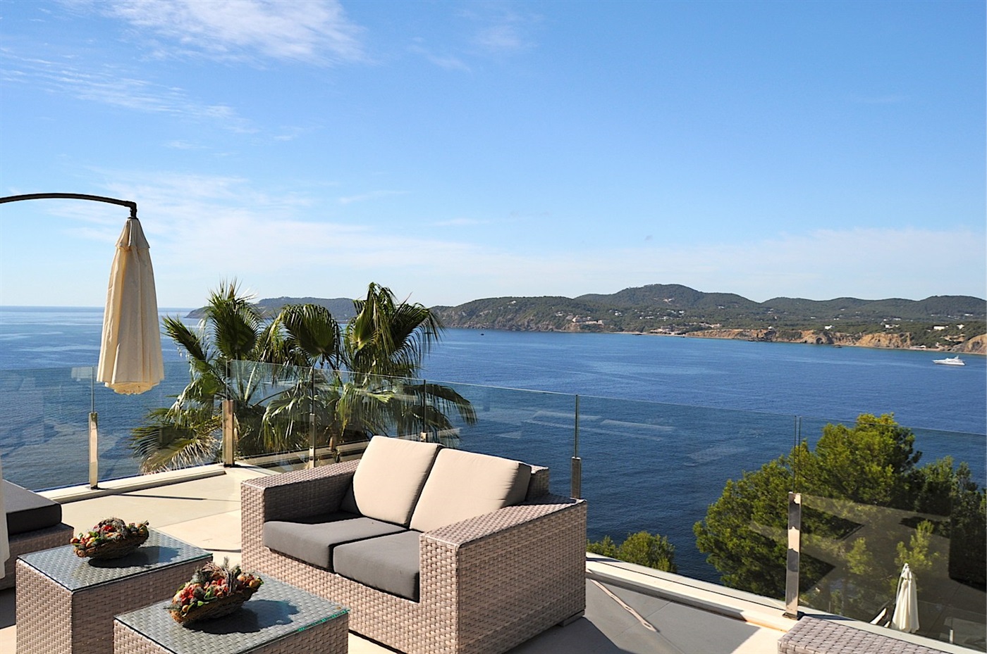 Marvellous frontline villa on the cliffs of Cala San Vincente