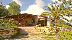 Authentic 150-year-old finca located on the top of a hill near the village of San Rafael