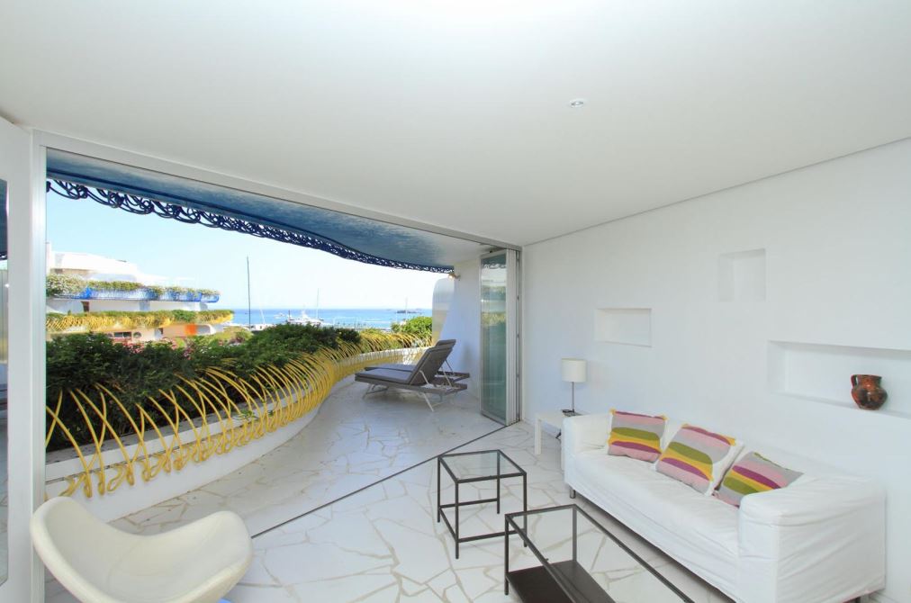 Lovely bright apartment located on the sea front of the Paseo Marítimo