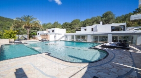 Luxury villas locadet in the mountains of San Rafael offers views the sea