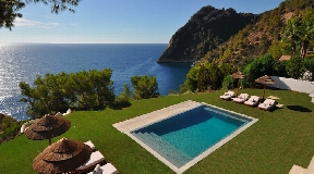 Luxury villa frontline in Es Cubells with private access to the sea
