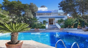 House for sale with large garden and big pool