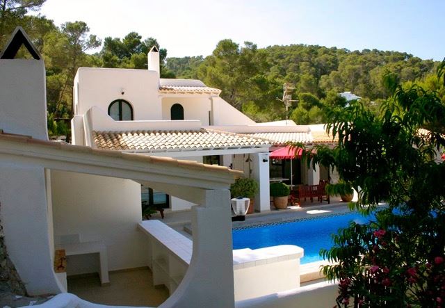 Two beautiful villas built on a plot of 2 hectares with fruit trees and pine trees