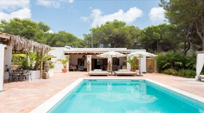 Finca style villa in a very good condition situated walking distance to the beach