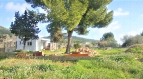 Urban land of 2600m2 with a house of built 47m2