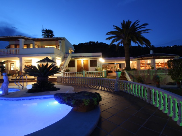 Spacious 5 bedroom villa for sale near to Ibiza with nice views