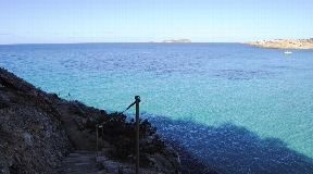 Ideal summer house with direct sea access in the beautiful bay of Cala Tarida