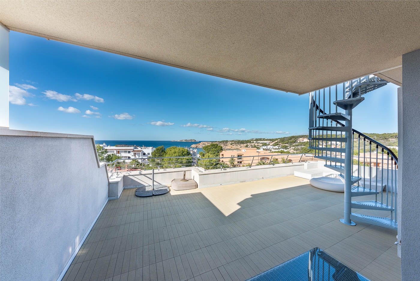 Penthouse with fantastic sea views and walking distance in Cala Tarida