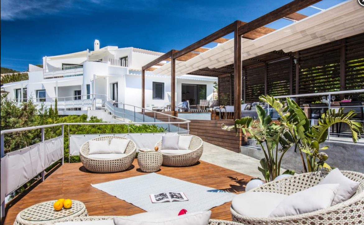 First line villa located in the prestigious urbanisation of Vista Alegre