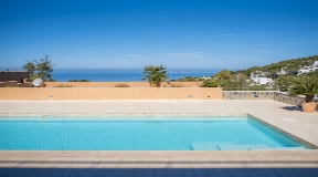 Spacious apartment with amazing views located in the Cala Carbó