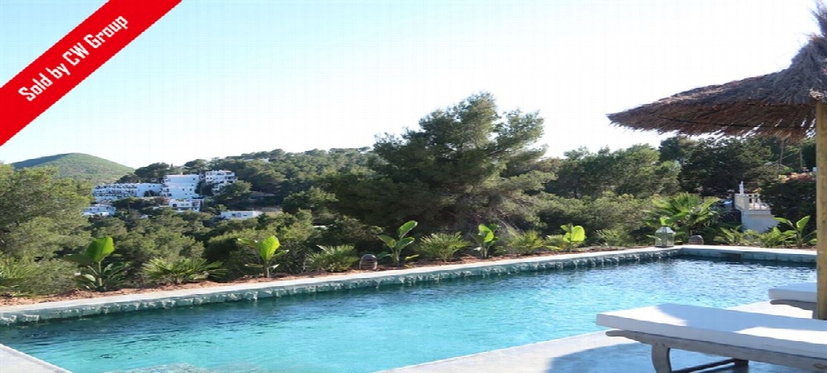 Beautiful villa for sale in Cala Llonga with sea views