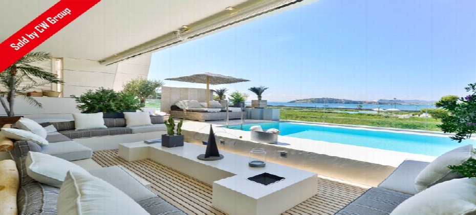 Luxury apartment for sale on the beachfront in Es Pouet