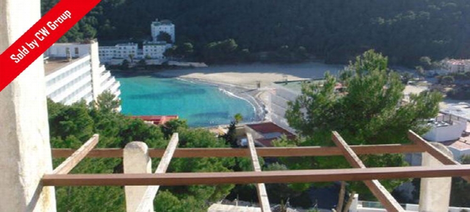 Investment with 10% return in Cala Llonga - Apartmentblock with stunning views