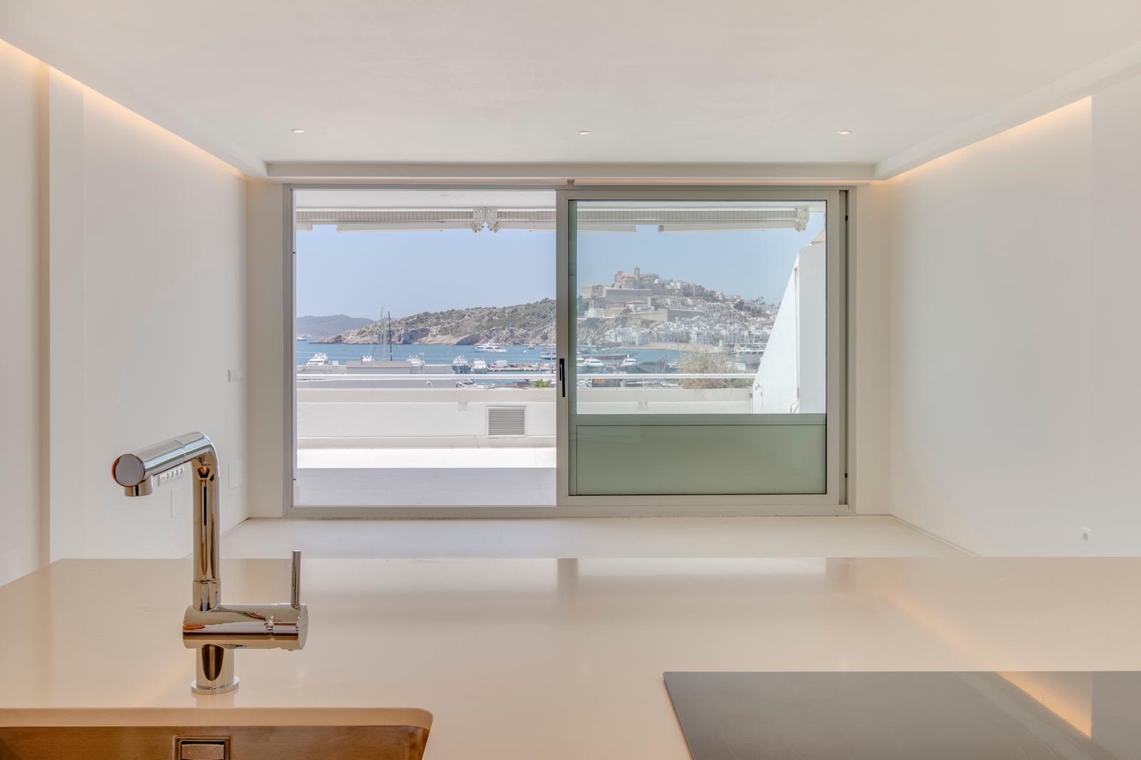 Frontline apartment of the Marina Botafoch with best views