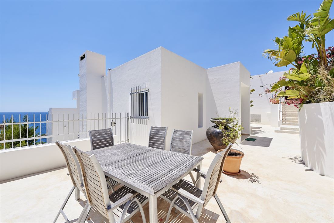 Modern property with wonderful sea views for rent in Roca Llisa