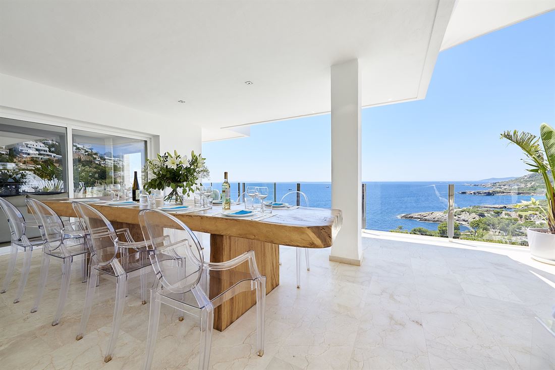 Modern property with wonderful sea views for rent in Roca Llisa