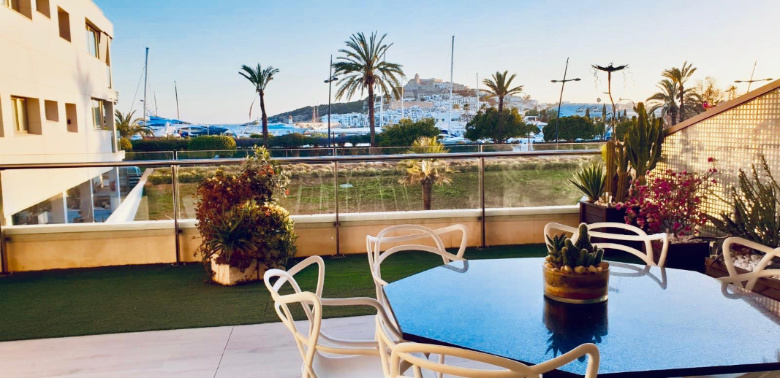 Luxurious flat in first line to the harbour with frontal views towards Dalt Vila