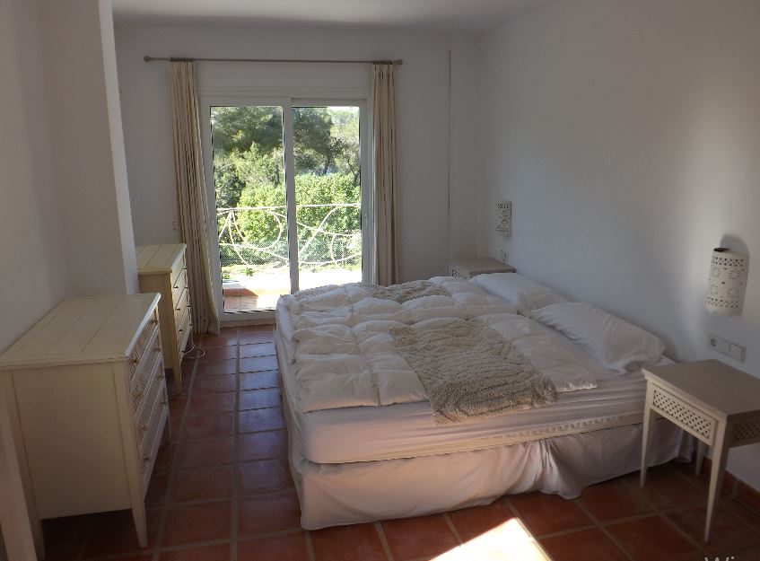 Lovely 4 bedroom house and 2 bedroom guest house for sale in Porroig