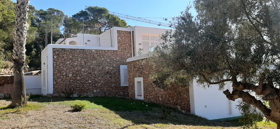 Finca with impressive views to Es Vedra and Poniente in Cala Carbo