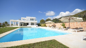 Villa in Sa Carroca with sea view and touristic license - Top Deal