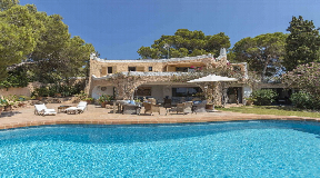 Ibizan style property by the sea in Cala Bassa