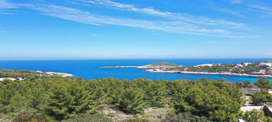 Nice plot with licence to build a villa of 380m² plus 270m² with amazing sea views