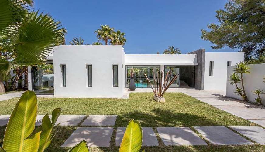 Fantastic design Villa with License for sale in Benimussa